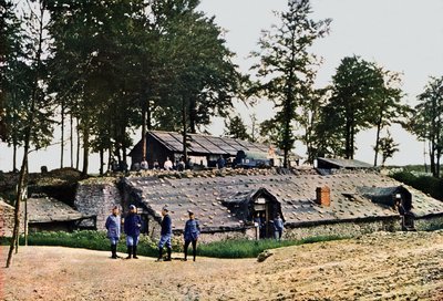 Żołnierze francuscy w stacji ambulansów cztery mile za frontem, Verdun, 1916 (autochrom) autorstwa Jules Gervais Courtellemont